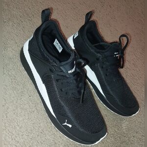 Puma sneakers size 8 women's black and white